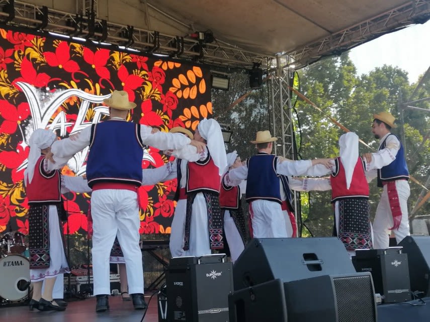 Ansamblul folcloric Româncuța din Cumpăna în timpul spectacolului la Val Festival