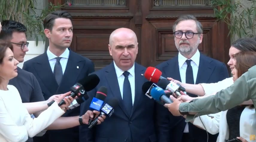Ilie Bolojan în discurs, sala de ședință politică