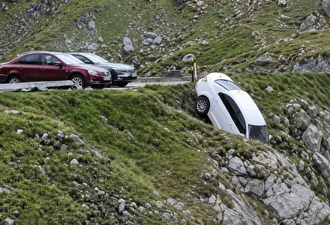 Mașină prăbușită într-o râpă de pe Transfăgărășan, fără victime, avarii grave