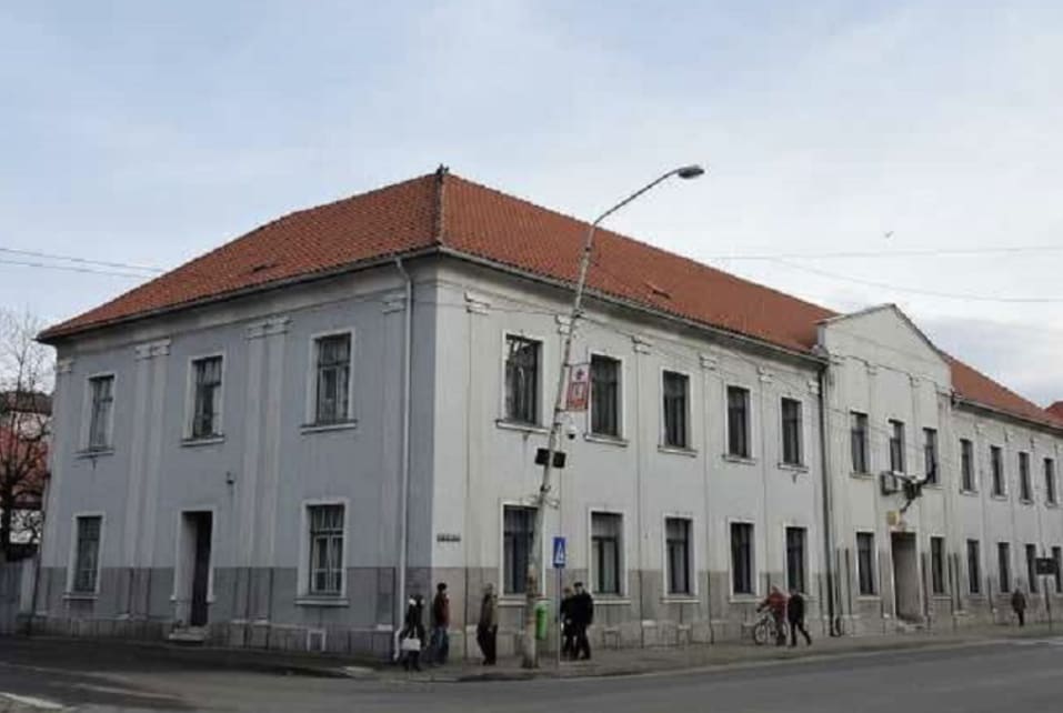 Clădire modernizată a Judecătoriei Petroșani în timpul lucrărilor Clădire modernizată a Judecătoriei Petroșani în timpul lucrărilor