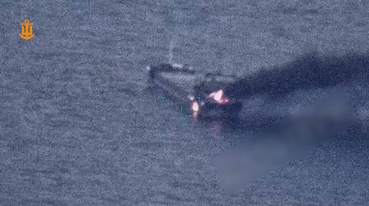 Navă de marfă lovită de dronă în Marea Neagră, cu fum și flăcări Navă de marfă lovită de dronă în Marea Neagră, cu fum și flăcări