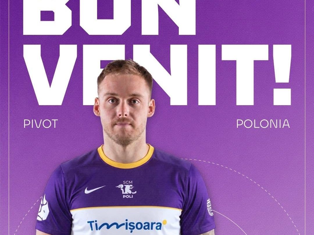 Jucător de handbal polonez în acțiune pe semicercul echipei SCM Poli Timișoara