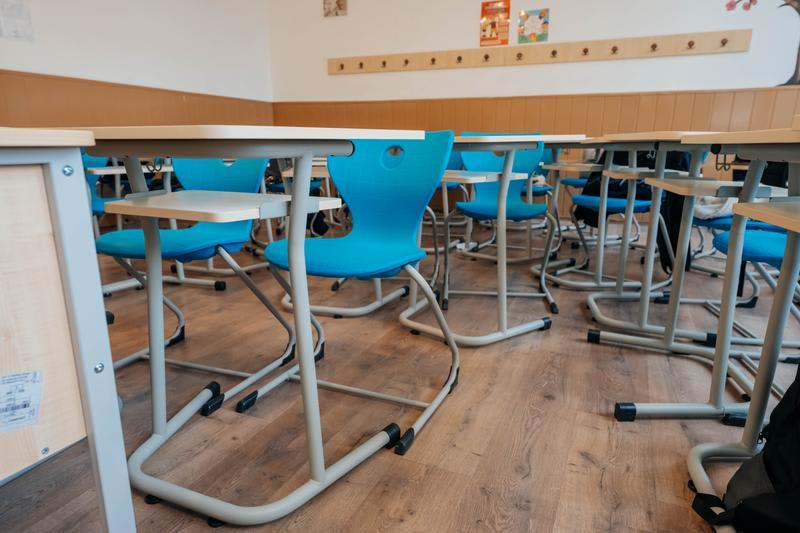 Copii în grădiniță cu mobilier nou, activități educaționale