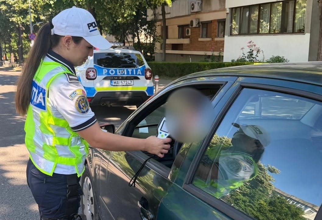 Polițiști rutieri verificând șoferi în trafic, Constanța Polițiști rutieri verificând șoferi în trafic, Constanța