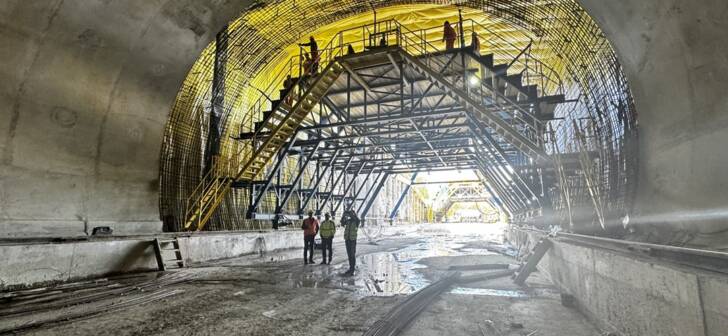 Constructori și utilaje pe șantierul autostrăzii Timișoara – Deva