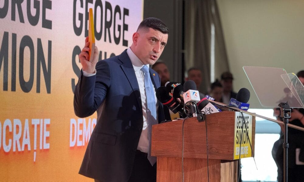 George Simion părăsește sala de plen în timpul dezbaterii George Simion părăsește sala de plen în timpul dezbaterii