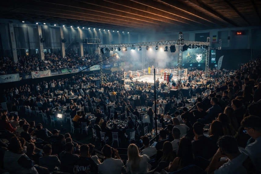 Luptători de kickboxing în ring, spectatori în sală, eveniment sportiv pe litoralul românesc