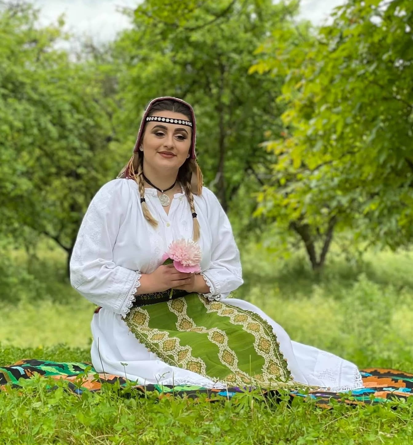 Roxana Rozovlean cântând cu copiii în studio la Radio Timișoara