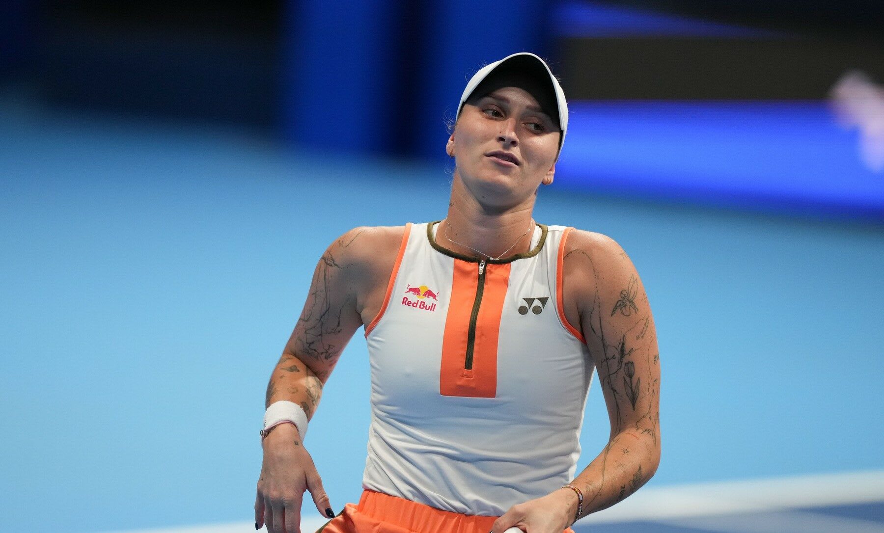 Sorana Cîrstea și Marketa Vondrousova în timpul unui meci de tenis Sorana Cîrstea și Marketa Vondrousova în timpul unui meci de tenis