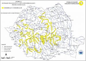 Hidrologi monitorizând râuri în timpul inundațiilor în România