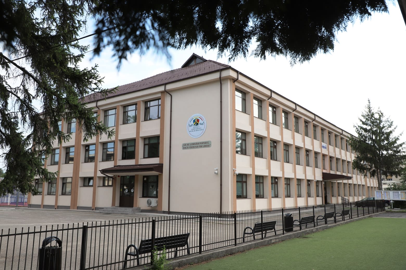Clădire modernizată a școlii Nicolae Bălcescu din Râmnicu Vâlcea Clădire modernizată a școlii Nicolae Bălcescu din Râmnicu Vâlcea