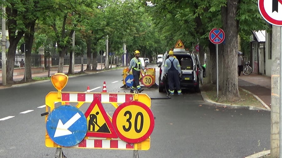 Groapă dreptunghiulară în asfaltul recent reparat pe bulevardul Bălcescu din Buzău Groapă dreptunghiulară în asfaltul recent reparat pe bulevardul Bălcescu din Buzău