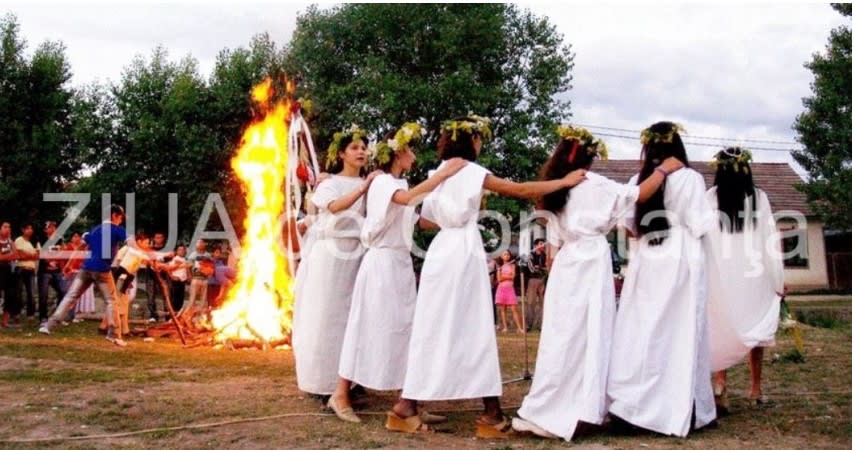 Flori de Sânziene și oameni în ritualuri tradiționale românești