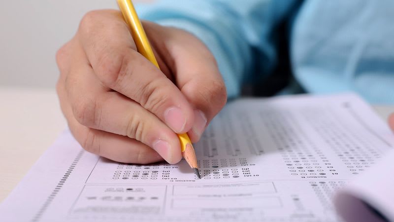 Elevii de clasa a VIII-a au susținut Evaluarea Națională 2026 la Matematică