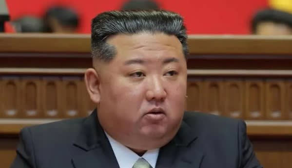 Liderul nord-coreean Kim Jong Un în portul Nampo, alături de nave militare