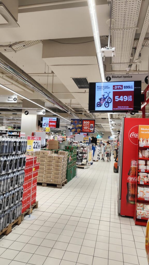 Inspector Protecția Consumatorilor verificând rafturile unui supermarket din Năvodari