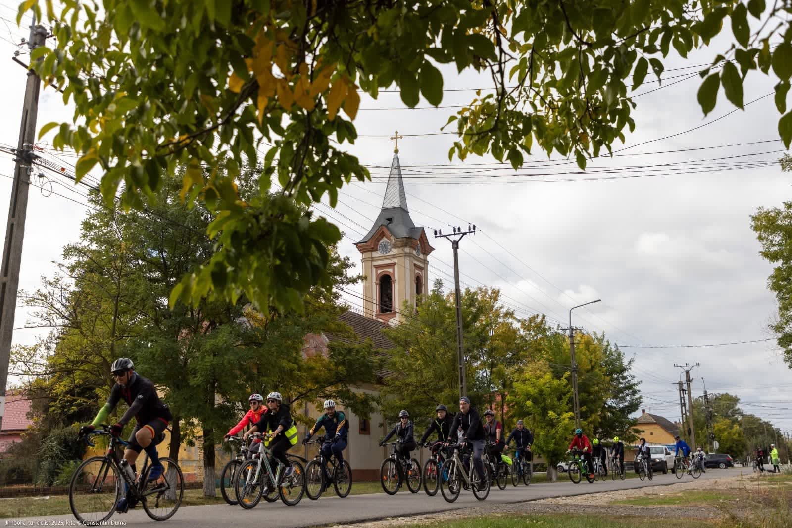 Bicicliști pe traseul EuroVelo 13 în zona de frontieră România-Serbia