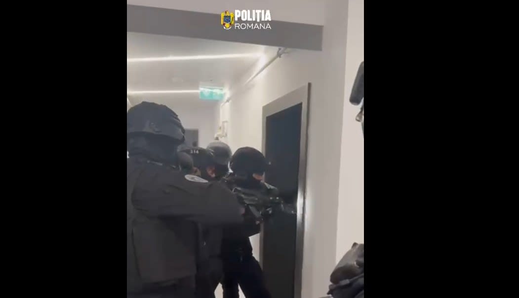 Polițiști și jandarmi în acțiune în timpul perchezițiilor Polițiști și jandarmi în acțiune în timpul perchezițiilor