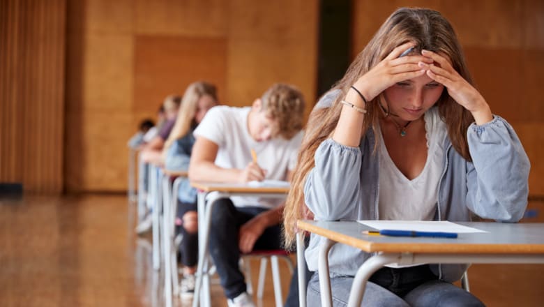 Elevi și profesori în sala de examen la Giurgiu Elevi și profesori în sala de examen la Giurgiu