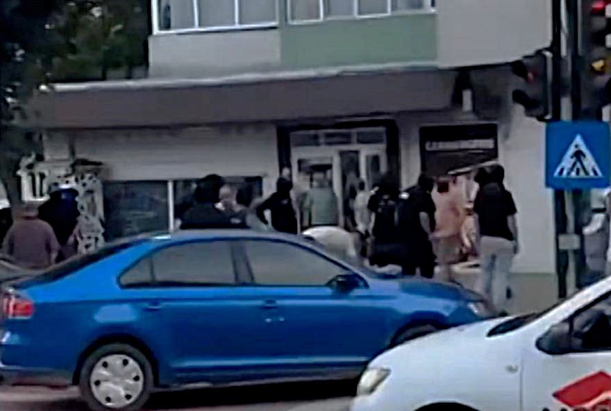 Polițiști în acțiune în timpul percheziției la Vaslui Polițiști în acțiune în timpul percheziției la Vaslui