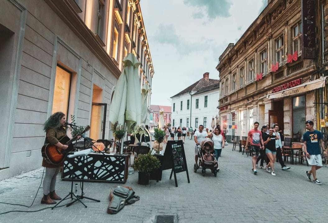 Artiști stradali în timpul audițiilor în Timișoara