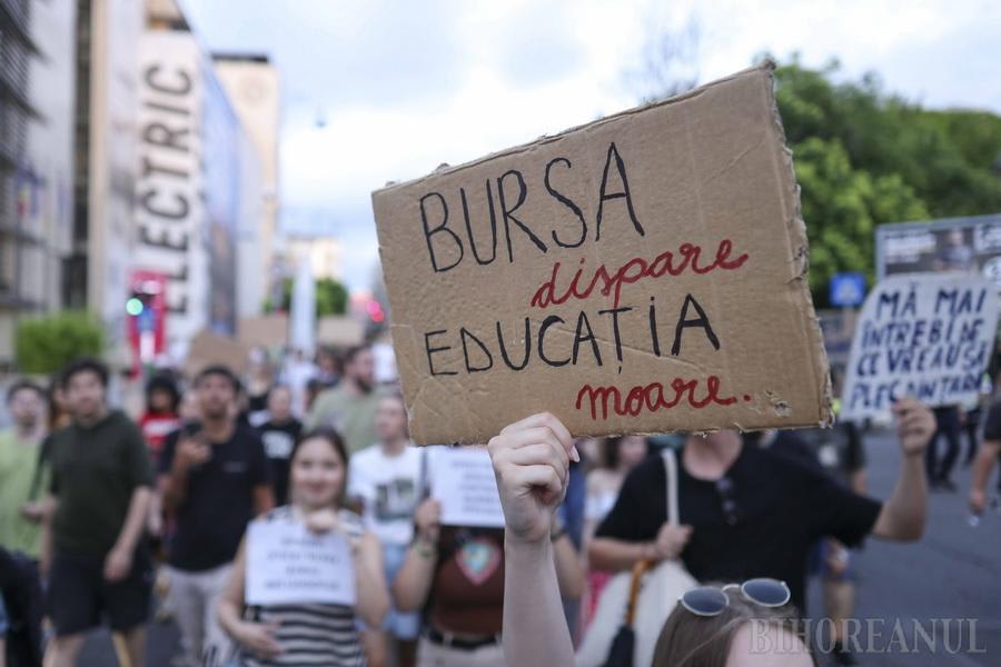Studenți în sală de curs, discutând despre reforme în educație