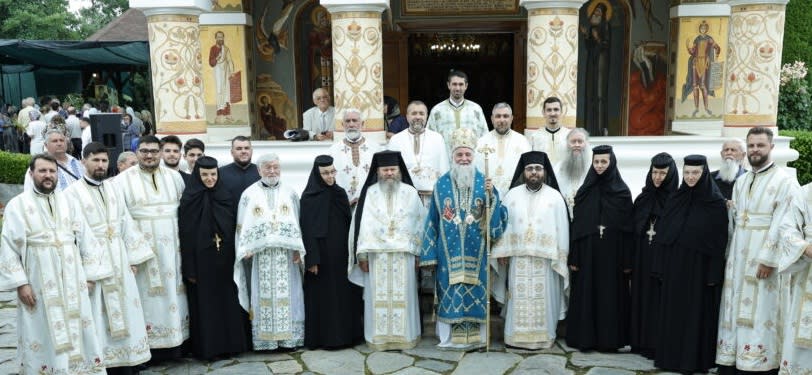Sfântă liturghie la Mănăstirea Icoana din Crasna Sfântă liturghie la Mănăstirea Icoana din Crasna