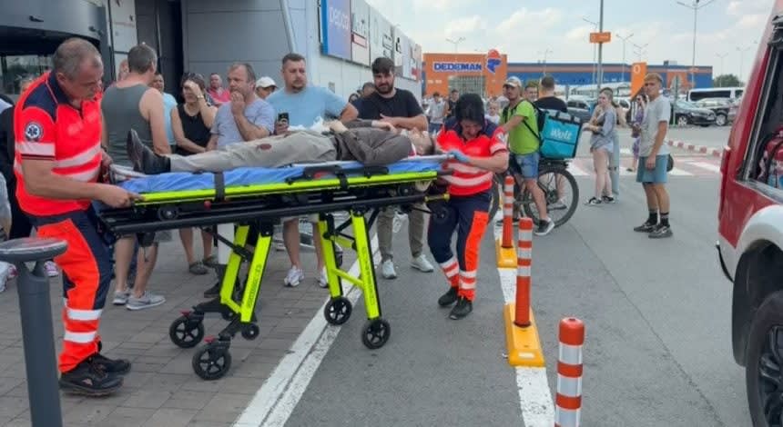 Autoturism lovind pietoni în parcarea Shopping City Timișoara