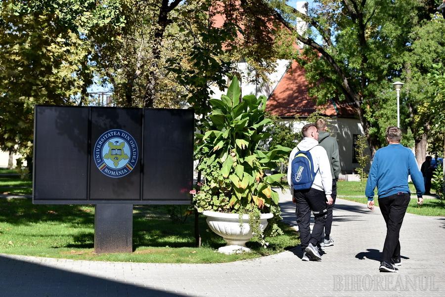 Universitatea din Oradea, clădire modernă, campus, elevi și mediu înconjurător Universitatea din Oradea, clădire modernă, campus, elevi și mediu înconjurător