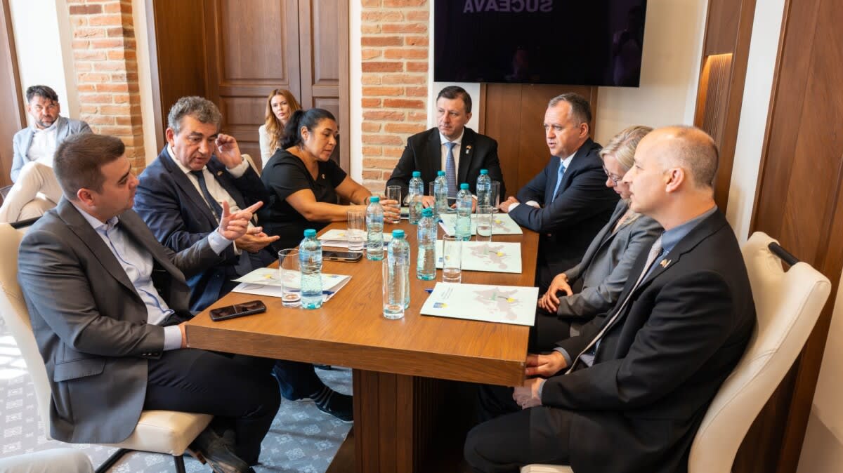 Președintele Gheorghe Șoldan primind delegația din SUA la Consiliul Județean Suceava Președintele Gheorghe Șoldan primind delegația din SUA la Consiliul Județean Suceava