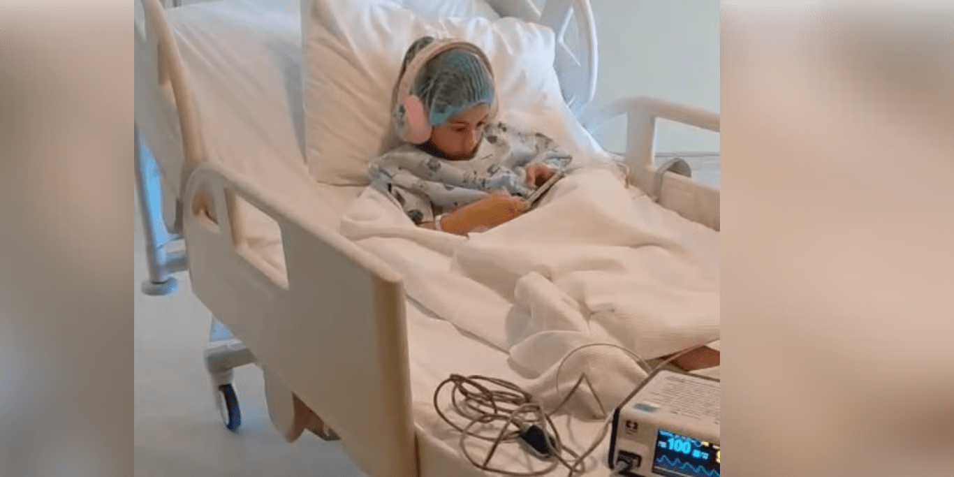 Fetiță de 6 ani în spital, înconjurată de medici și părinți Fetiță de 6 ani în spital, înconjurată de medici și părinți