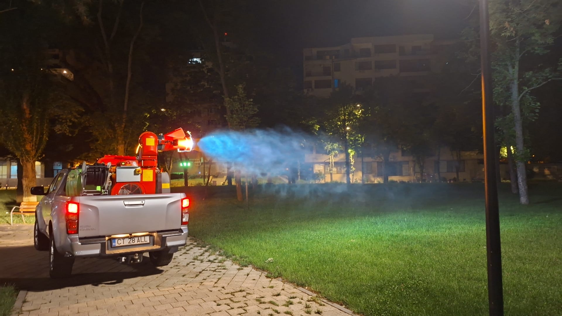 Echipaj de dezinsecție în acțiune în Constanța, tratament pentru insecte
