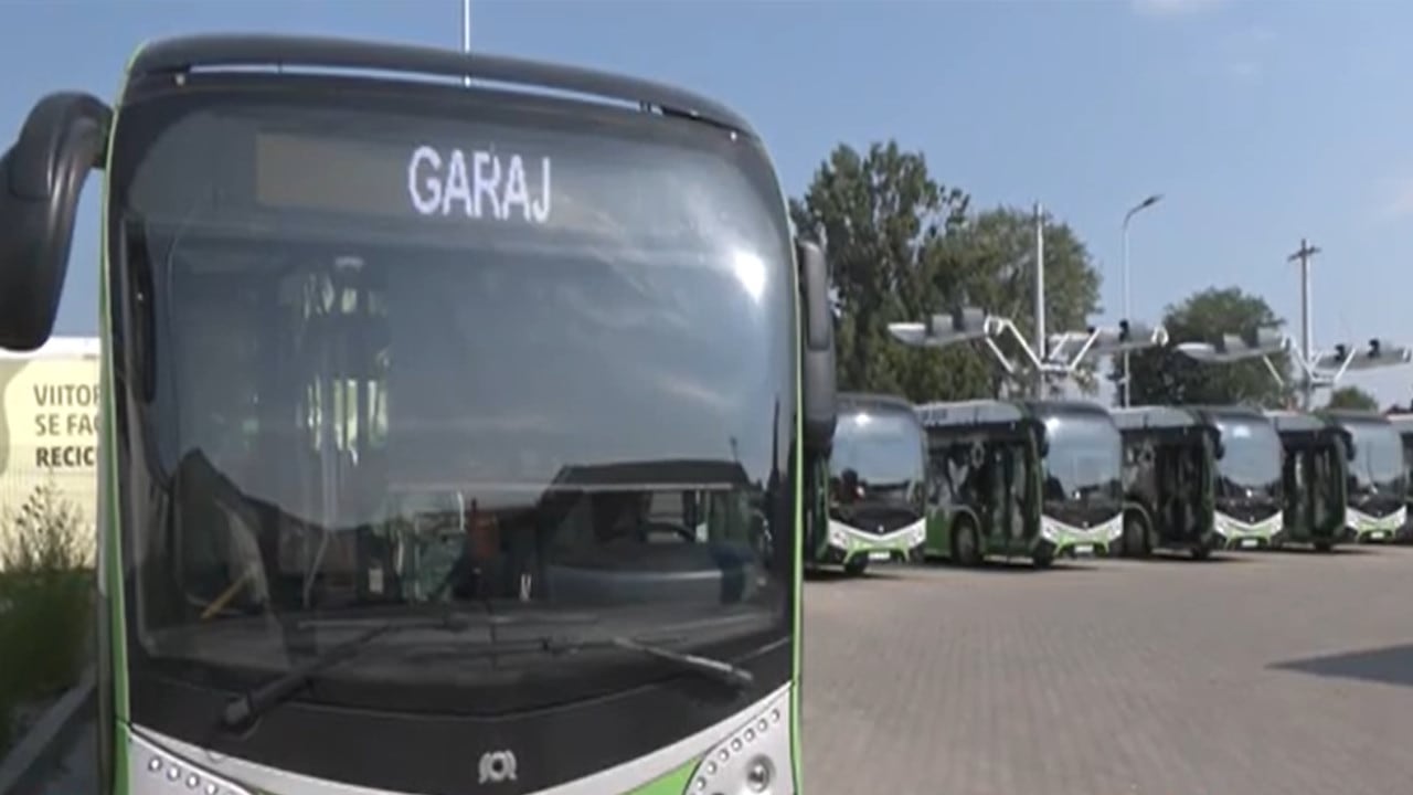 Șoferi de autobuz în grevă pe strada din Alba Iulia, autobuze oprite Șoferi de autobuz în grevă pe strada din Alba Iulia, autobuze oprite