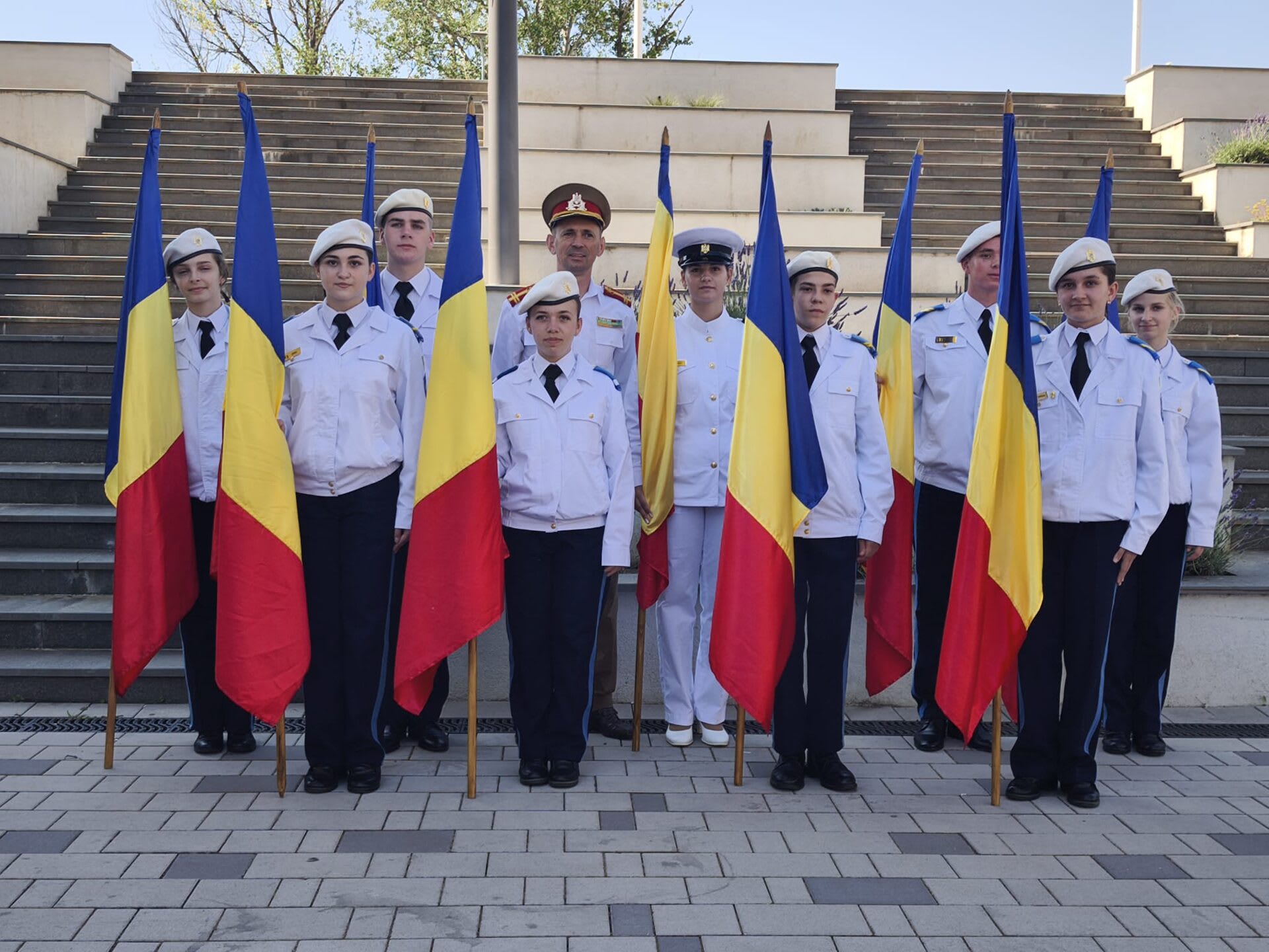 Elevi sătmăreni în ceremonie de Ziua Drapelului cu drapelul național Elevi sătmăreni în ceremonie de Ziua Drapelului cu drapelul național