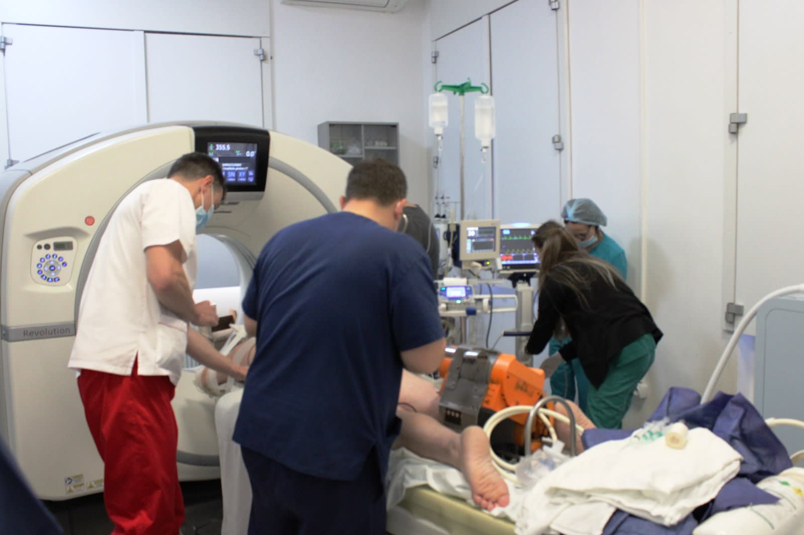 Doctor în sala de endoscopie intervențională la Spitalul Județean Arad Doctor în sala de endoscopie intervențională la Spitalul Județean Arad