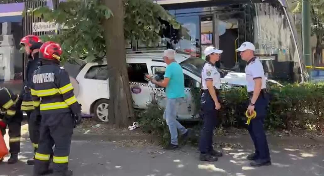 Impact între autoturism și tramvai în centrul Timișoarei