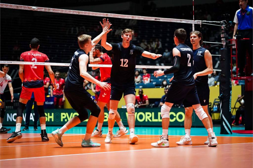 Aaro Nikula în acțiune pe terenul de volei Aaro Nikula în acțiune pe terenul de volei