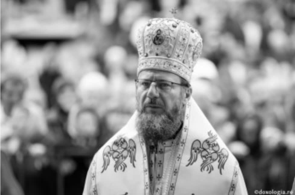 Preasfințitul Părinte Emilian Crișanul în timpul slujbei