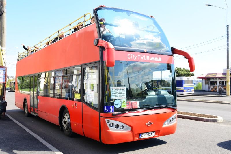 Autobuze etajate circulând pe traseul din Constanța și Mamaia
