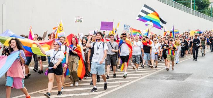 Participanți la marșul Pride TM în Timișoara, culori și bannere LGBTQ+