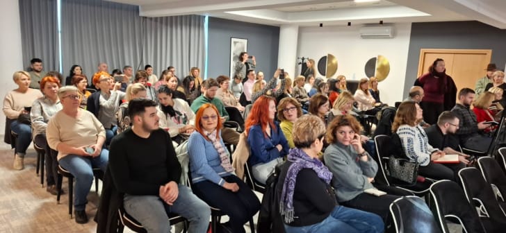 Curs de prelucrare date, participanți în sală, instructor, calculator