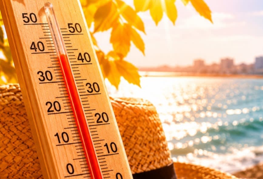 Termometru cu temperaturi de peste 40°C în România, soare puternic, cer senin