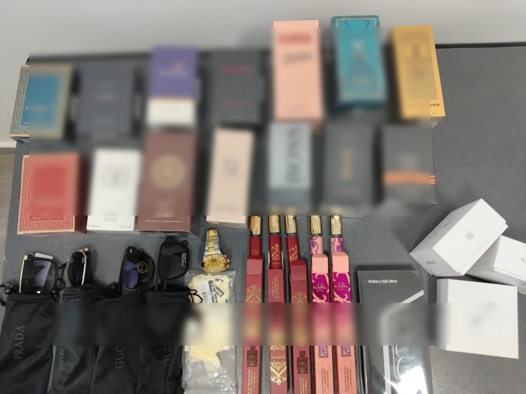 Polițiști locali verificând produse suspecte în stațiunea Mamaia