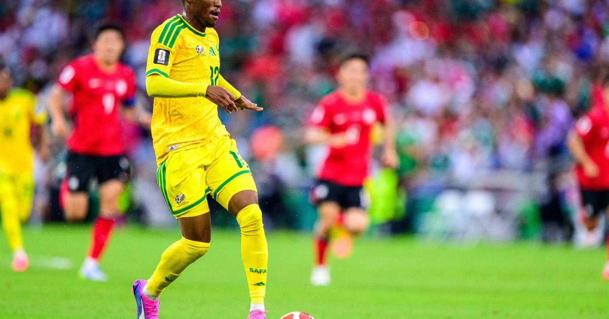 Fotbalist canadian și sud-african în duel pe terenul de la Los Angeles Fotbalist canadian și sud-african în duel pe terenul de la Los Angeles