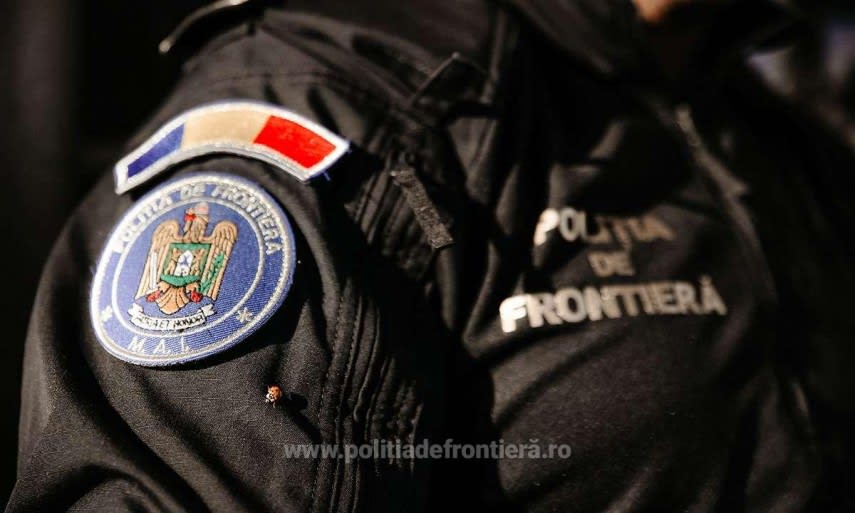 Polițiști de frontieră verificând documente la punctul de trecere Siret