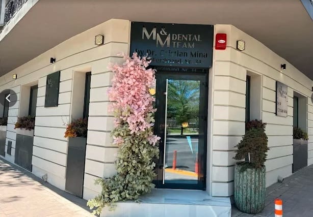 Clădire clinică stomatologică modernă în București