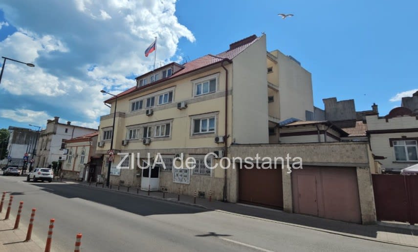 Clădirea consulatului rus din Constanța cu drapelul rusesc și poliție în apropiere