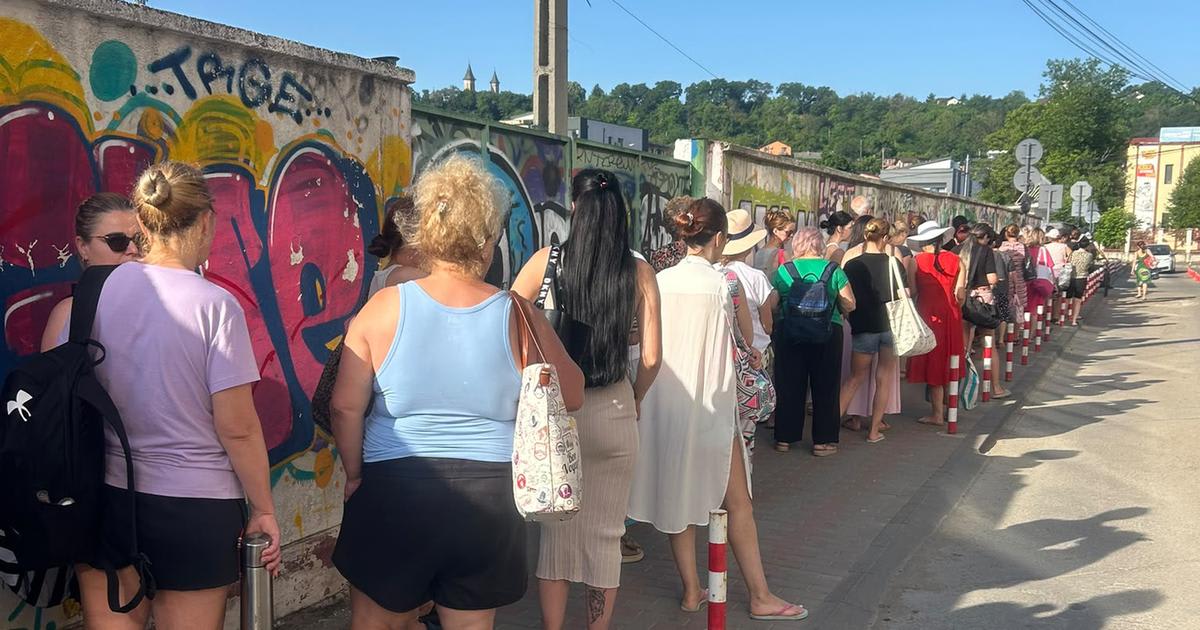 Plaja Purcica cu vizitatori la soare Plaja Purcica cu vizitatori la soare