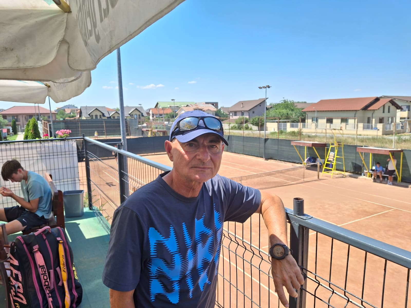 Teren de tenis cu jucători juniori în acțiune, zgură, România