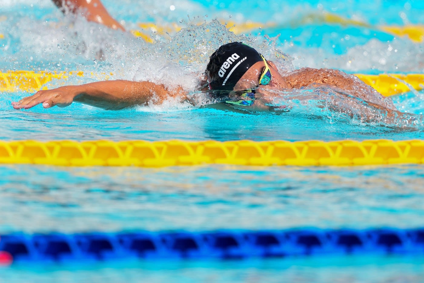 David Popovici în timpul cursei de 200 m liber la Roma